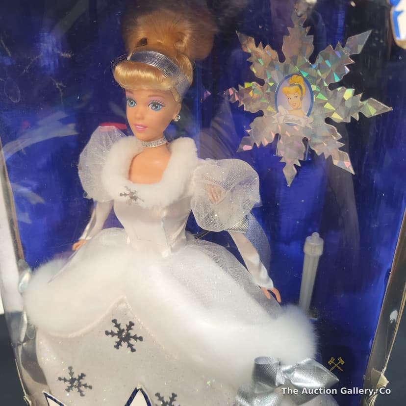 Walt Disney's Holiday Princess Cinderella Doll, 1996 Mattel Special Edition โ photo 3
