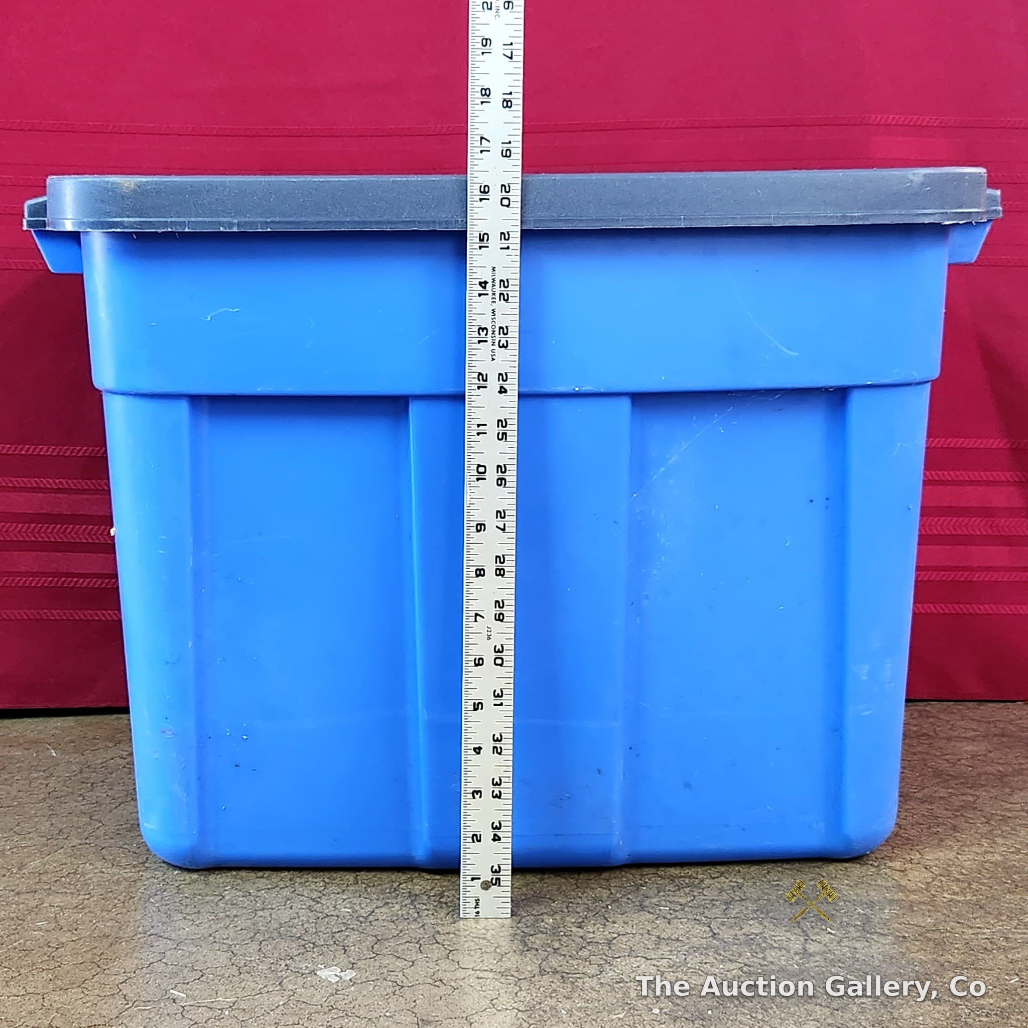 Rubbermaid Roughneck Storage Tote with Lid, Blue