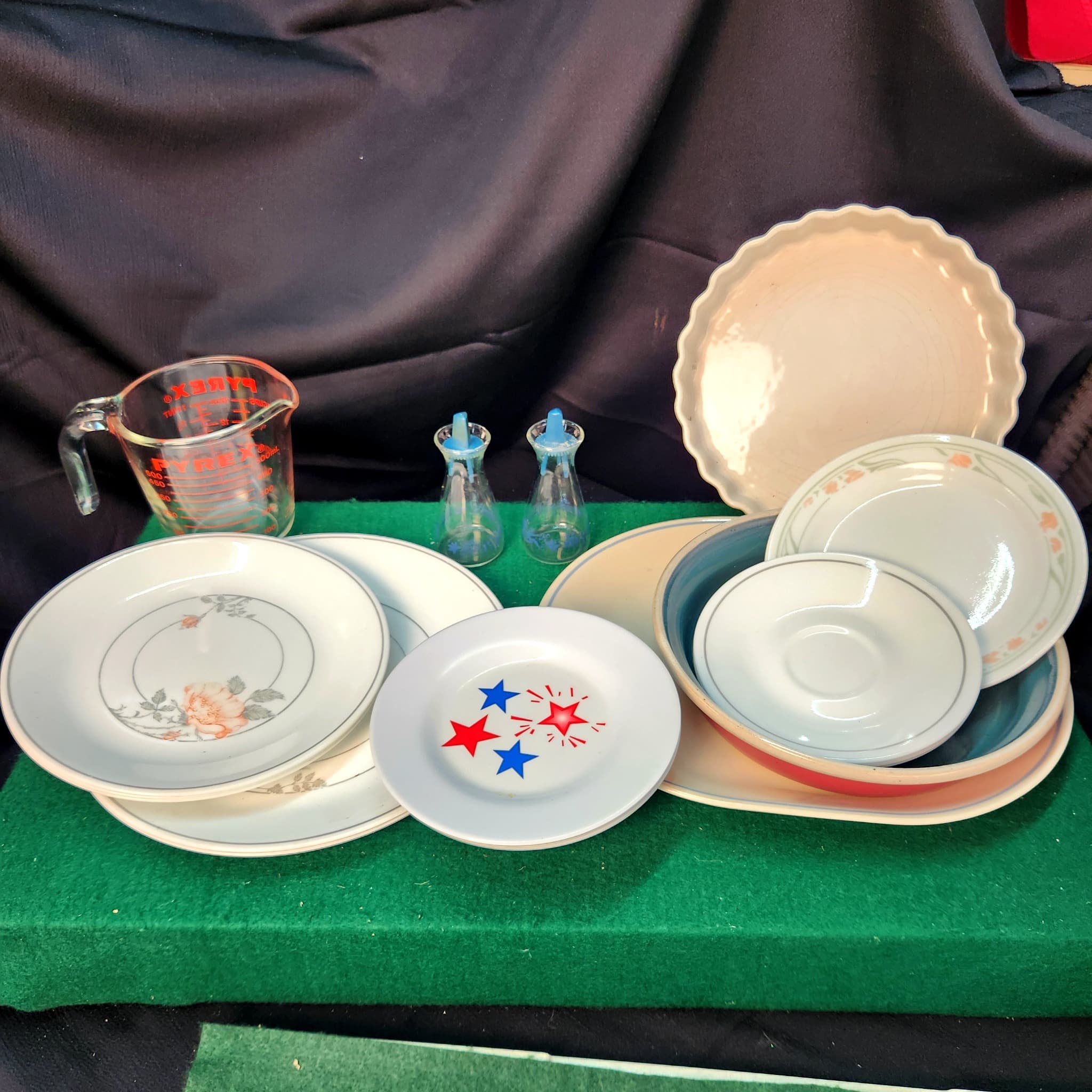 Mixed Kitchen Lot โ Pyrex, Corelle-Style Plates, Pie Dish & More