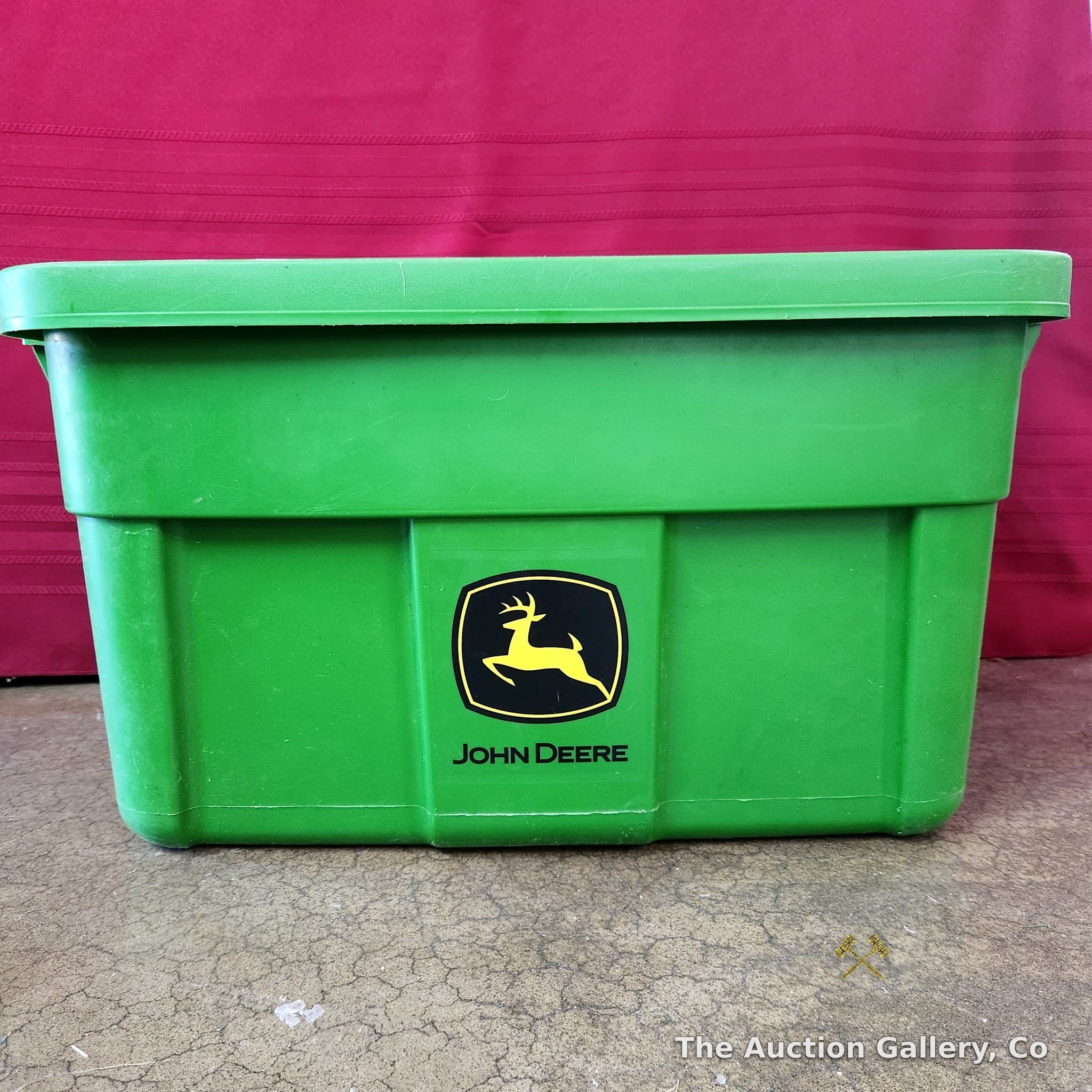 14 Gallon John Deere Rubbermaid Roughneck Storage Tote with Lid
