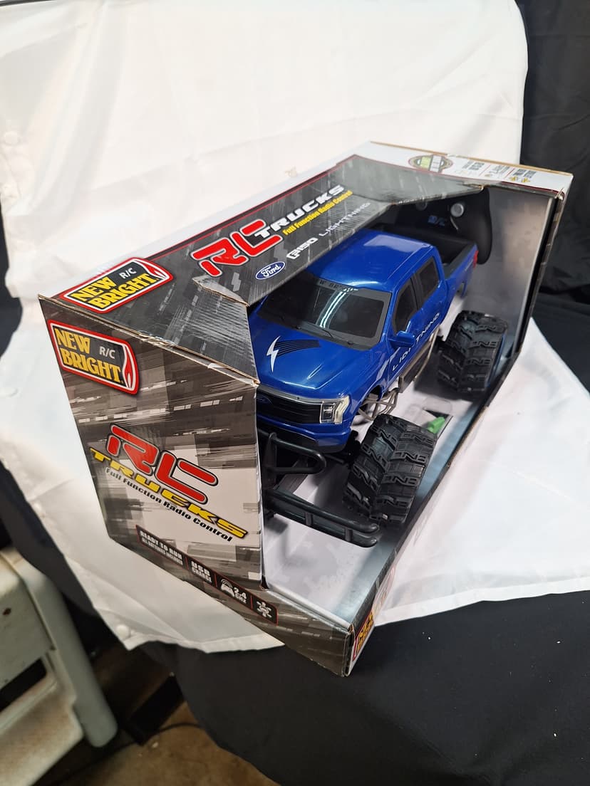 New Bright 1:14 Ford F-150 Lightning RC Truck, New in Box β photo 4