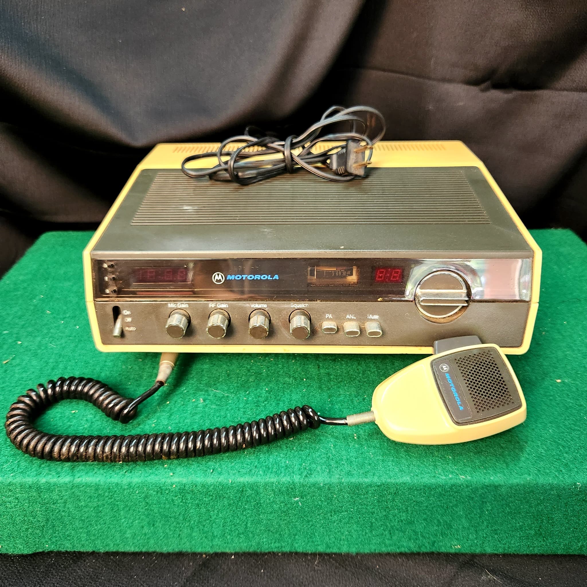 Vintage Motorola CB Base Station Radio with Microphone