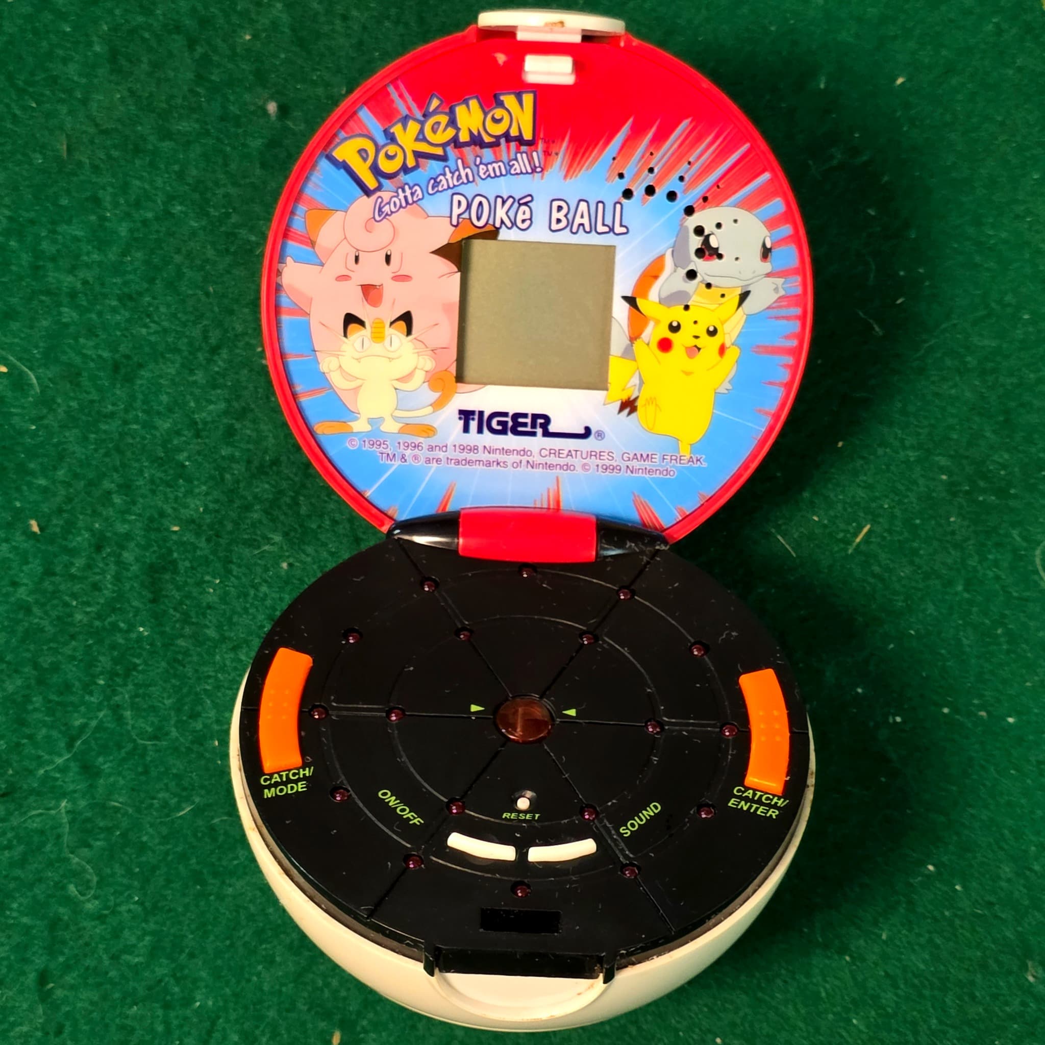 Tiger Electronics Pokémon Poké Ball Handheld LCD Game, 1999