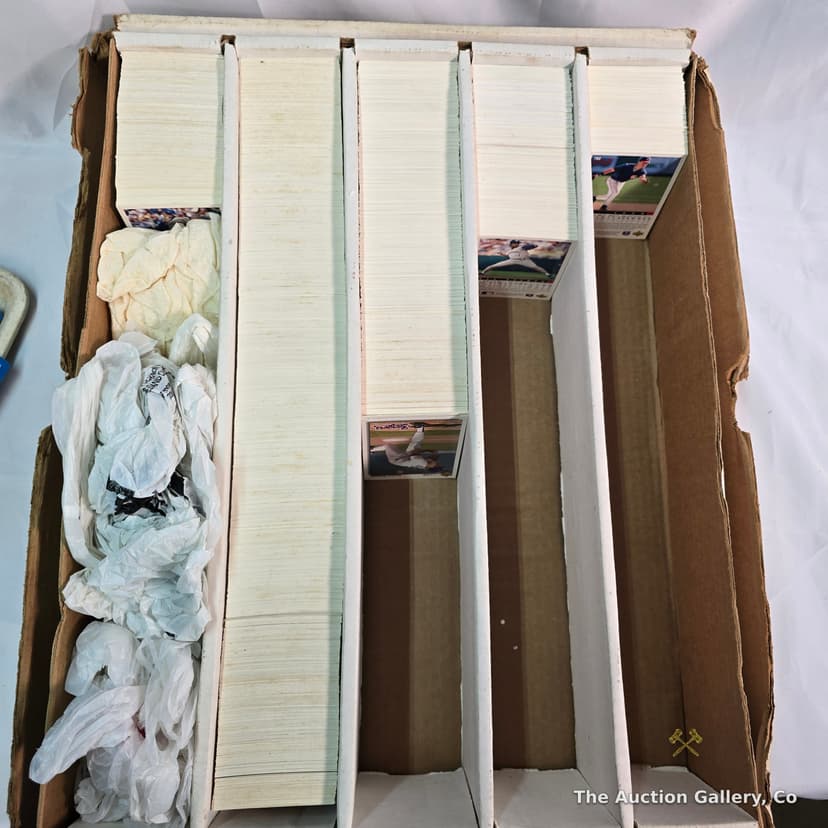 1992 Upper Deck Baseball Cards, Large Box Lot โ photo 2