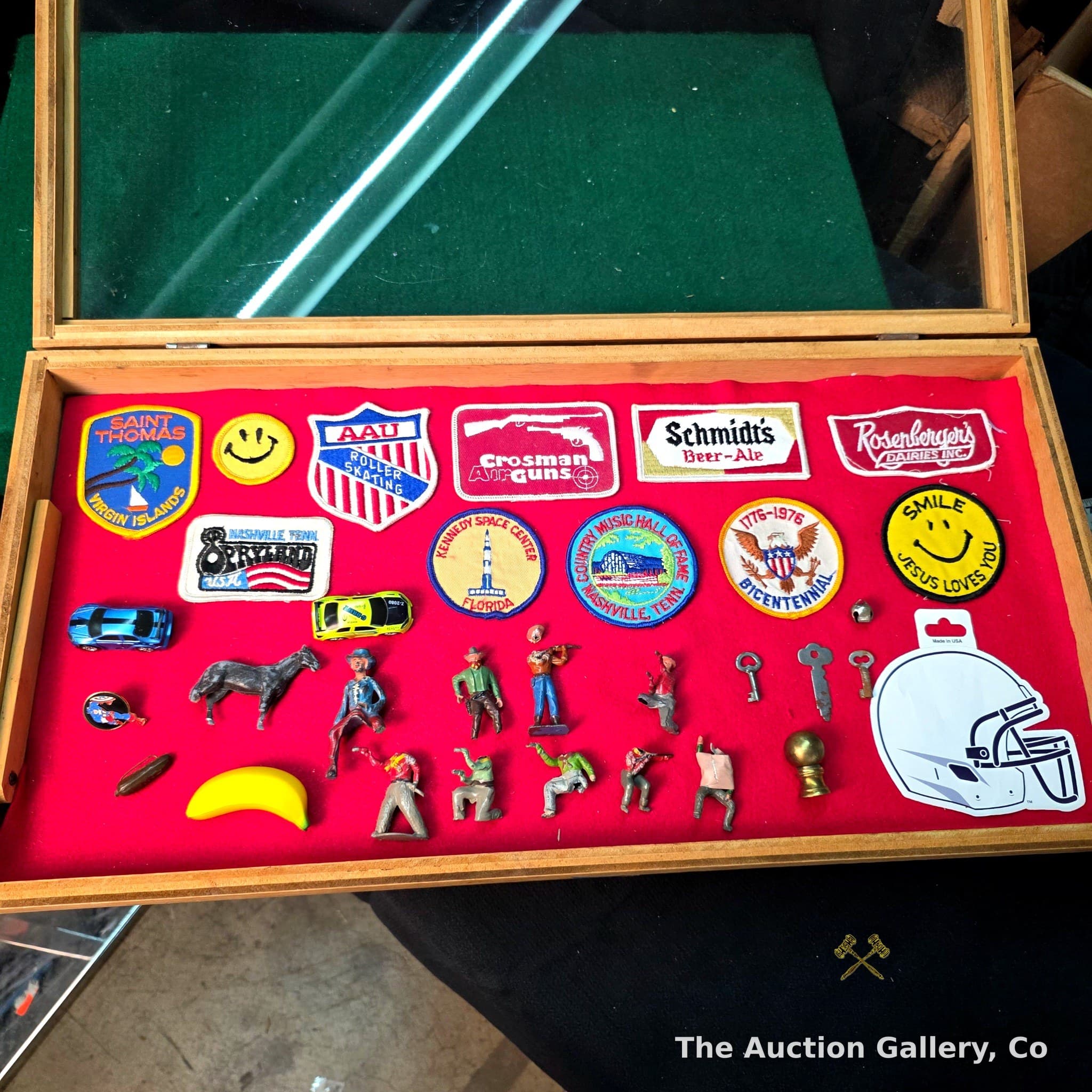 Vintage Mixed Lot โ Souvenir Patches, Lead Western Figures & Smalls