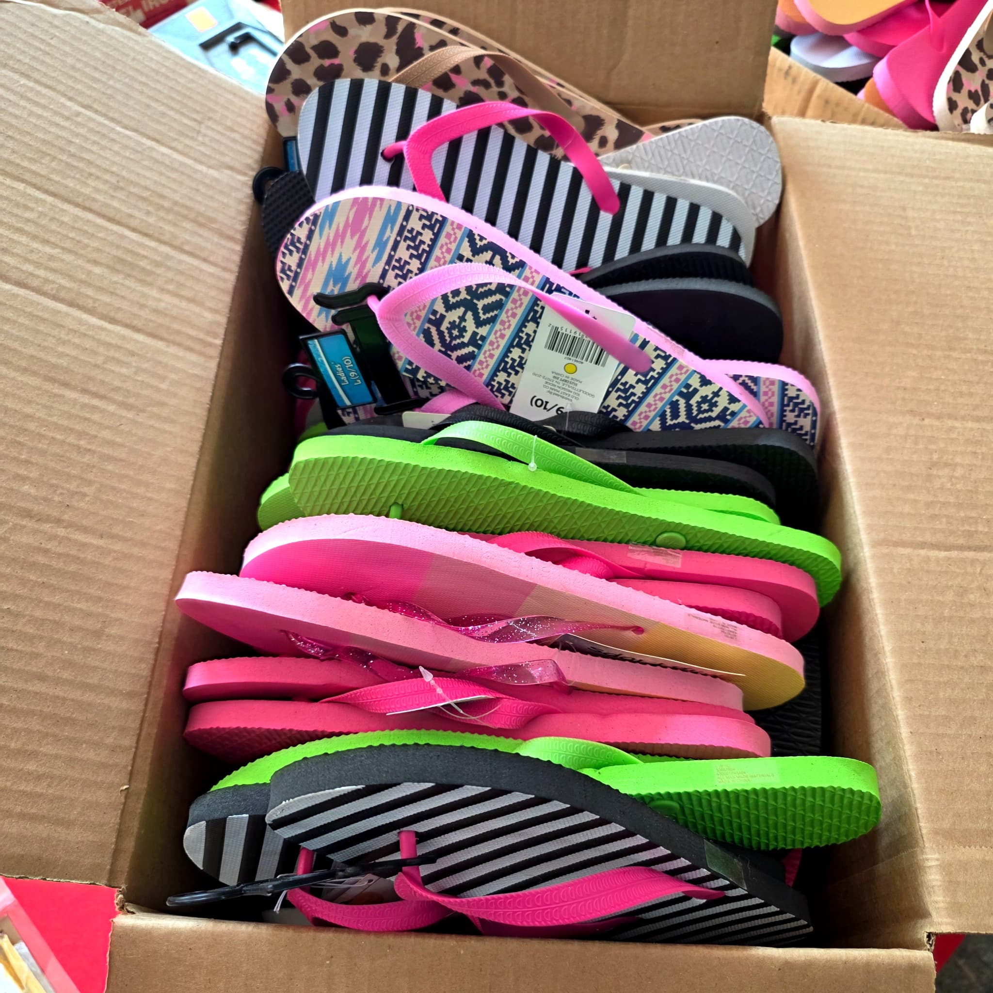 WHOLE LOT (X50) - Women's Flip Flops, 50 Pairs, Size 9/10