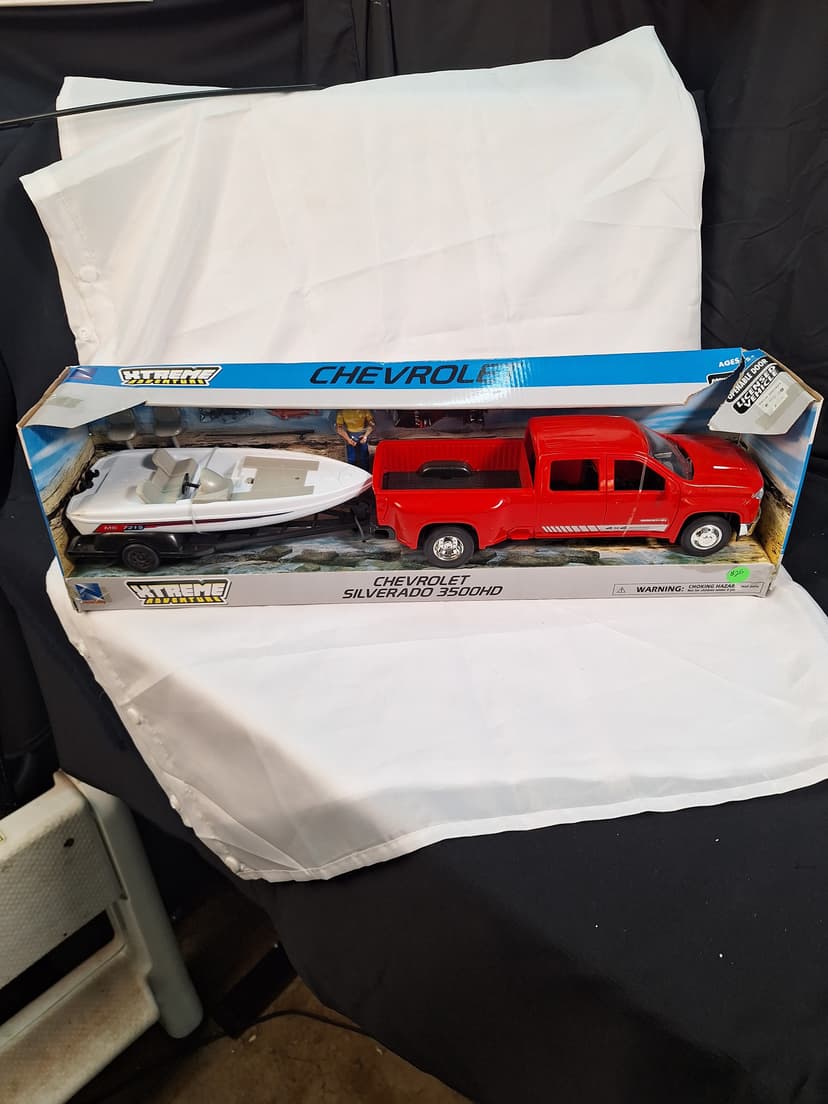 New Ray Xtreme Adventure Chevrolet Silverado 3500HD with Boat & Trailer, NIB β photo 2