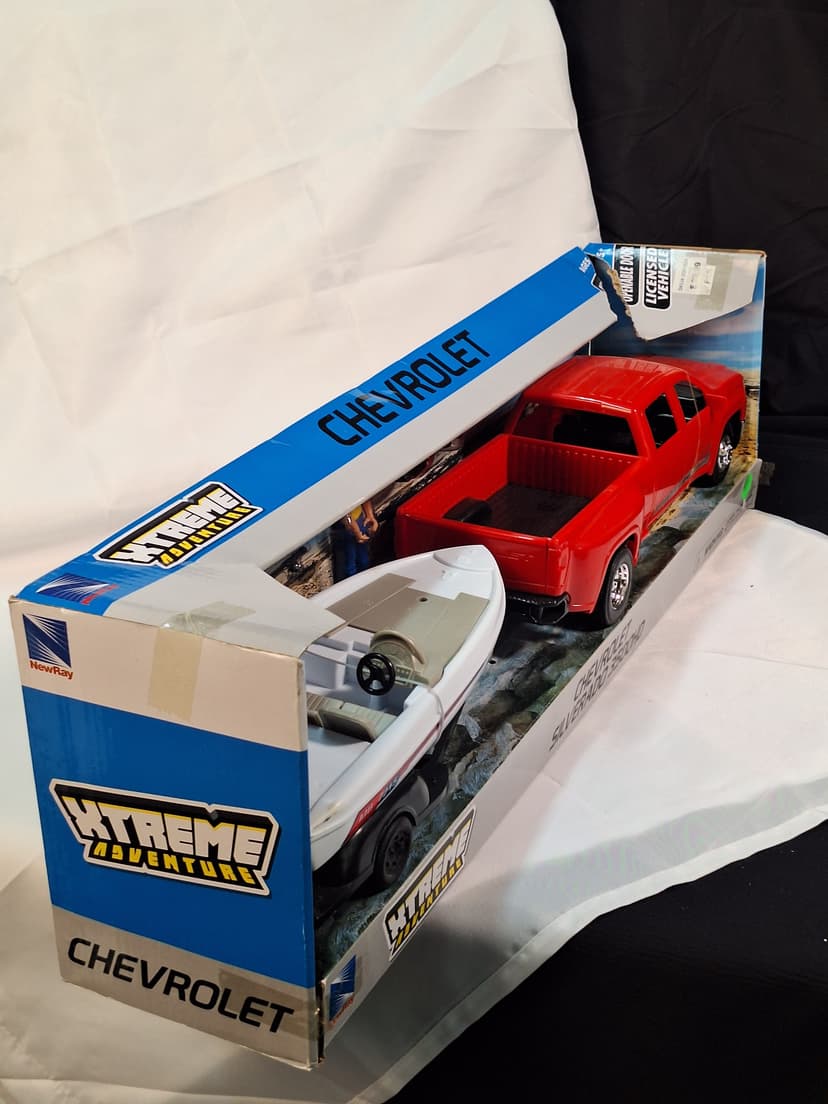 New Ray Xtreme Adventure Chevrolet Silverado 3500HD with Boat & Trailer, NIB β photo 6