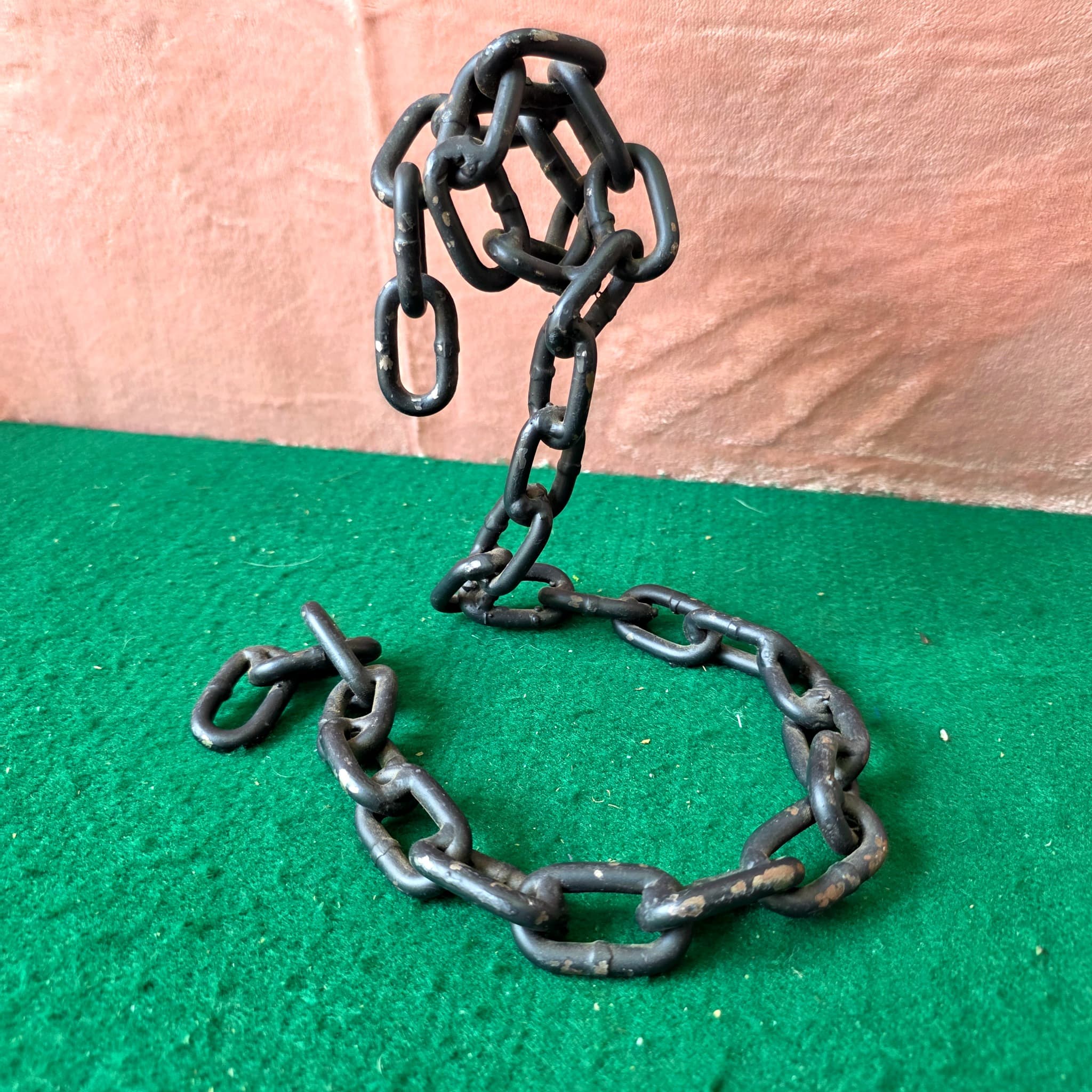 Metal Chain Link Holder Stand, 8" Tall