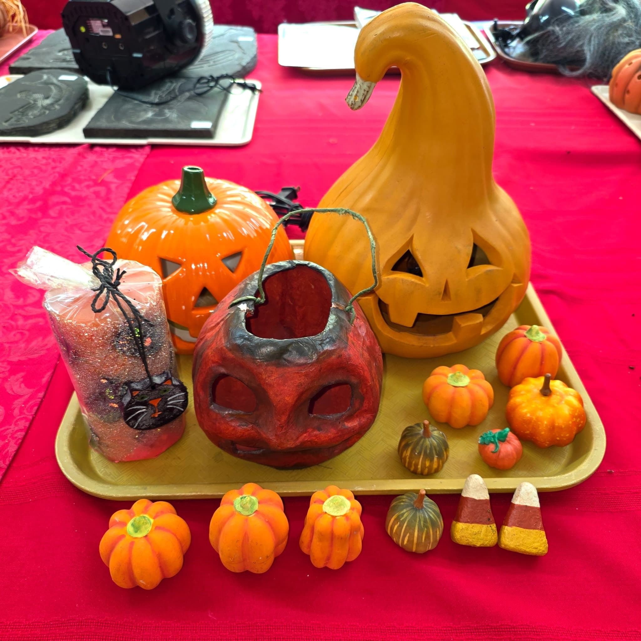 Halloween DΓ©cor Lot, Jack-O'-Lanterns & Pumpkins