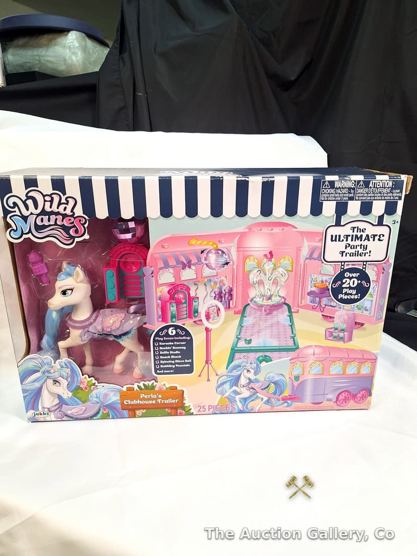 Wild Manes Perla's Clubhouse Trailer Playset, New in Box