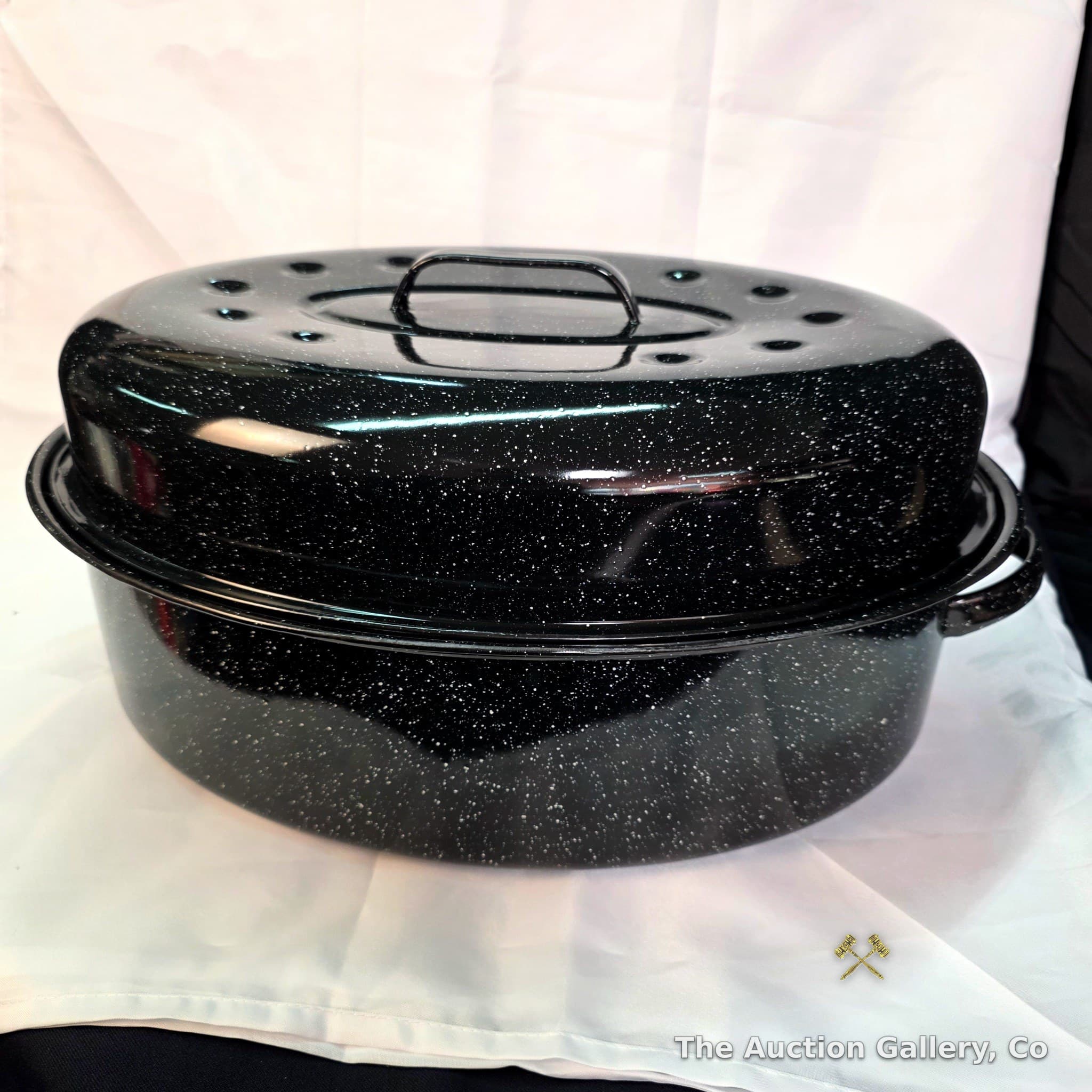 Black Speckled Enamel Oval Roaster with Lid, 16x12"